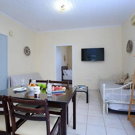 アパートホテル Avra