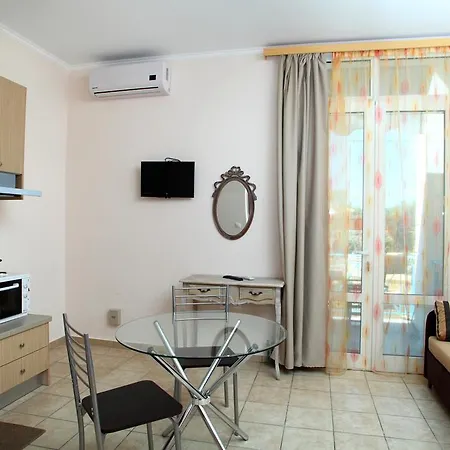 アパートホテル Avra