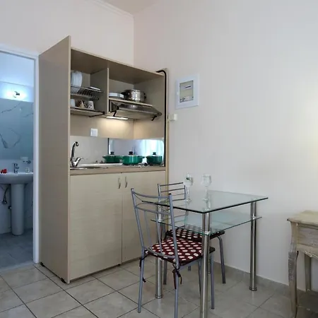 アパートホテル Avra Kalligoni