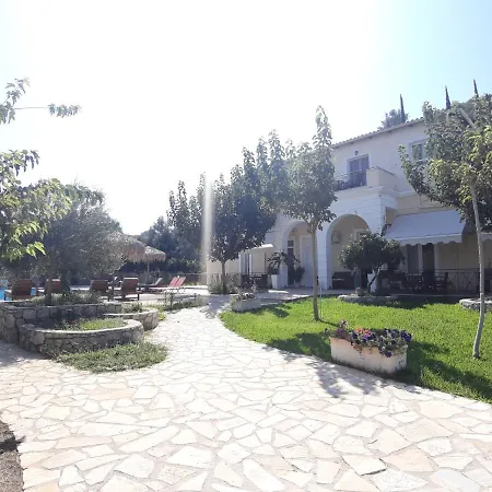 アパートホテル Avra